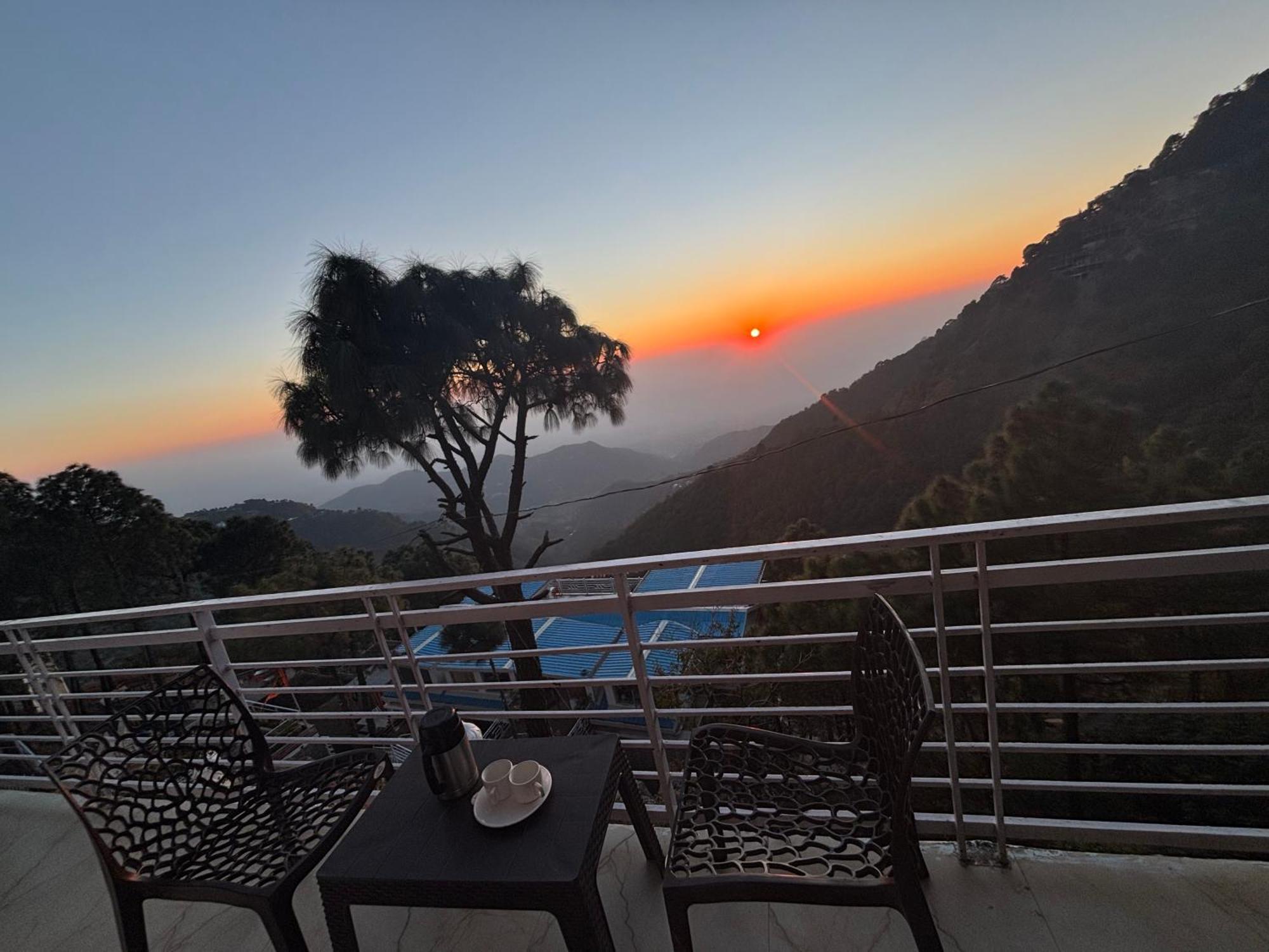 Urban Wave 2Bed Rooms By The North Edge Kasauli Exteriör bild