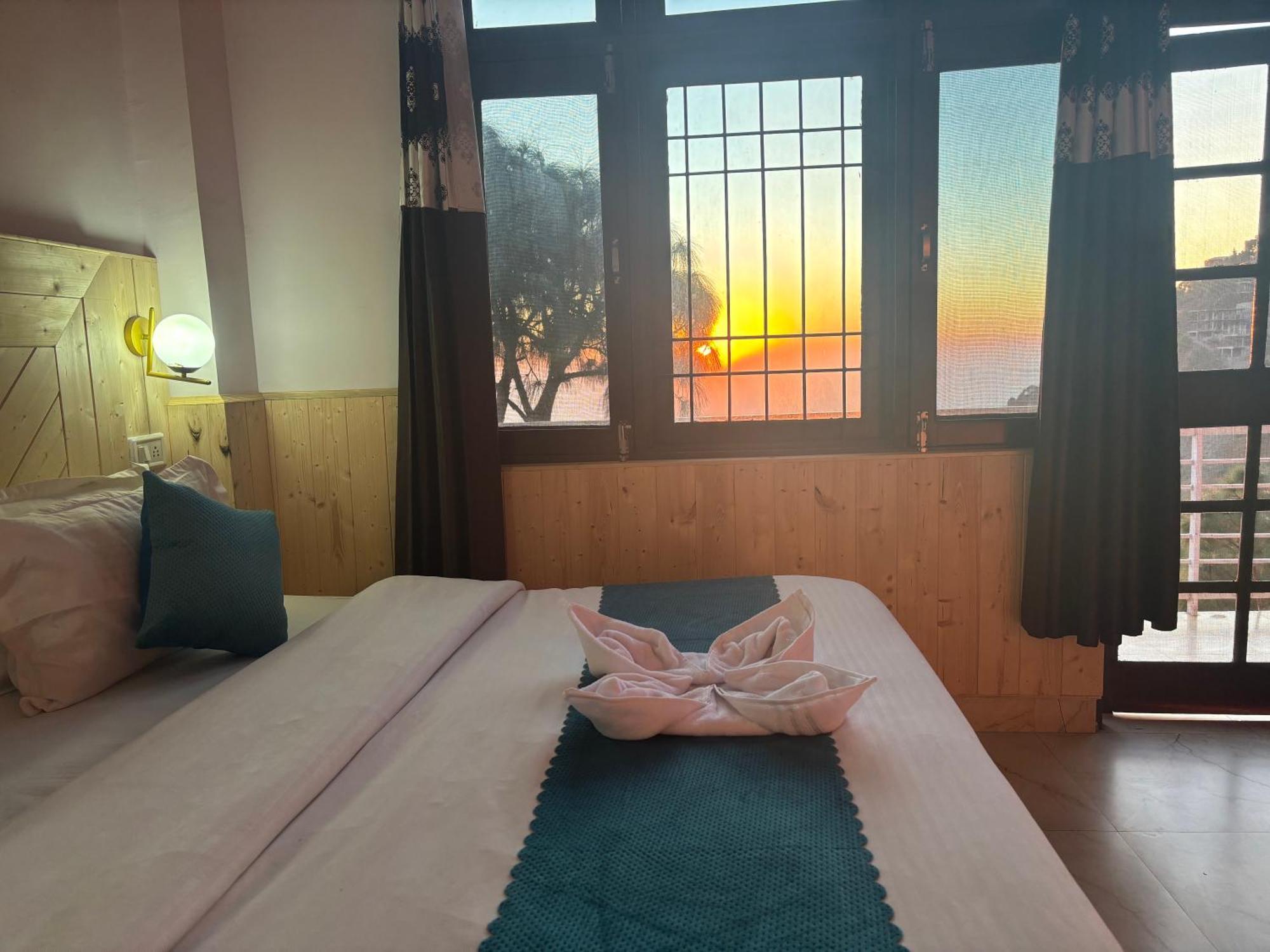 Urban Wave 2Bed Rooms By The North Edge Kasauli Exteriör bild