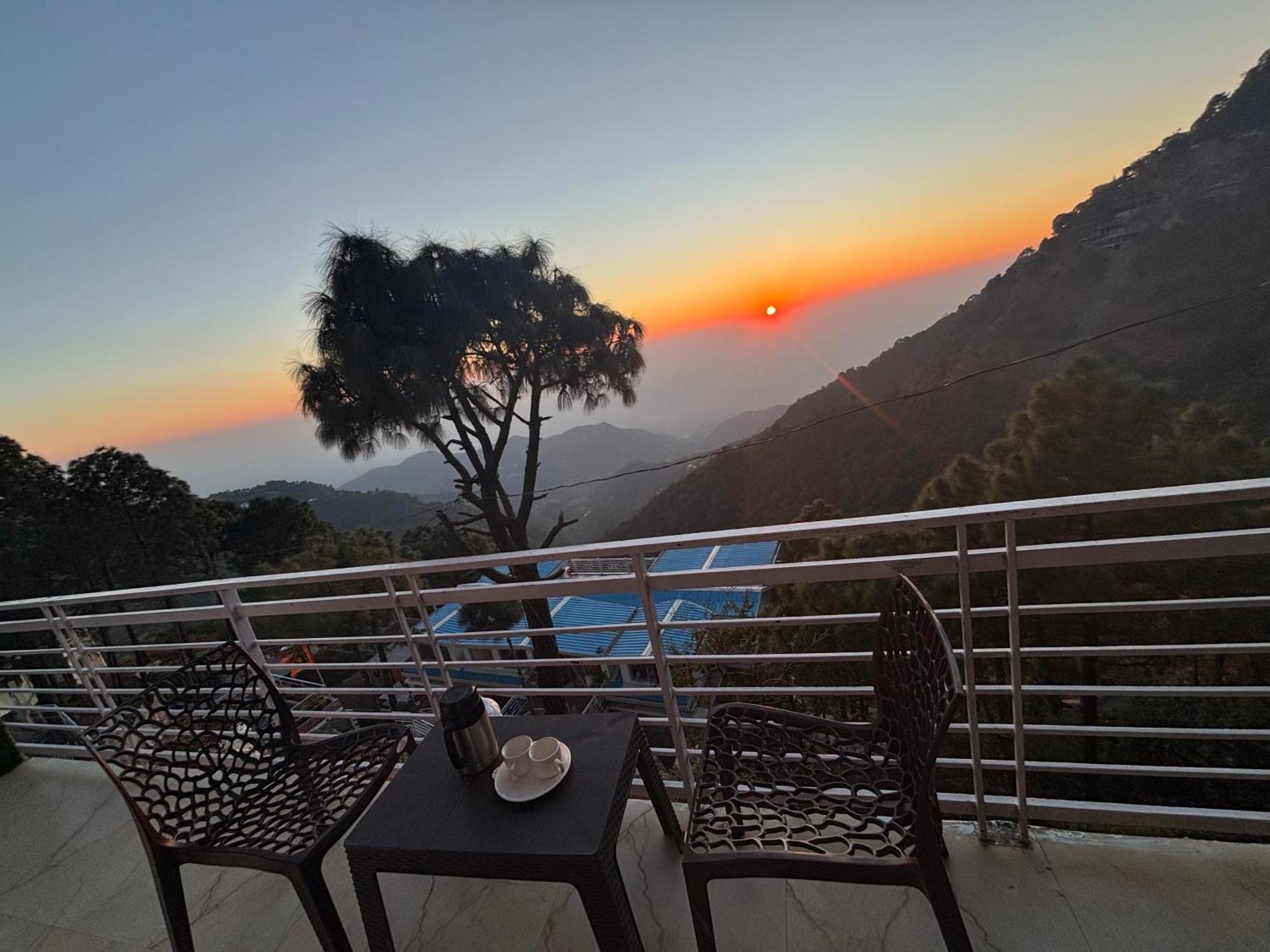 Urban Wave 2Bed Rooms By The North Edge Kasauli Exteriör bild